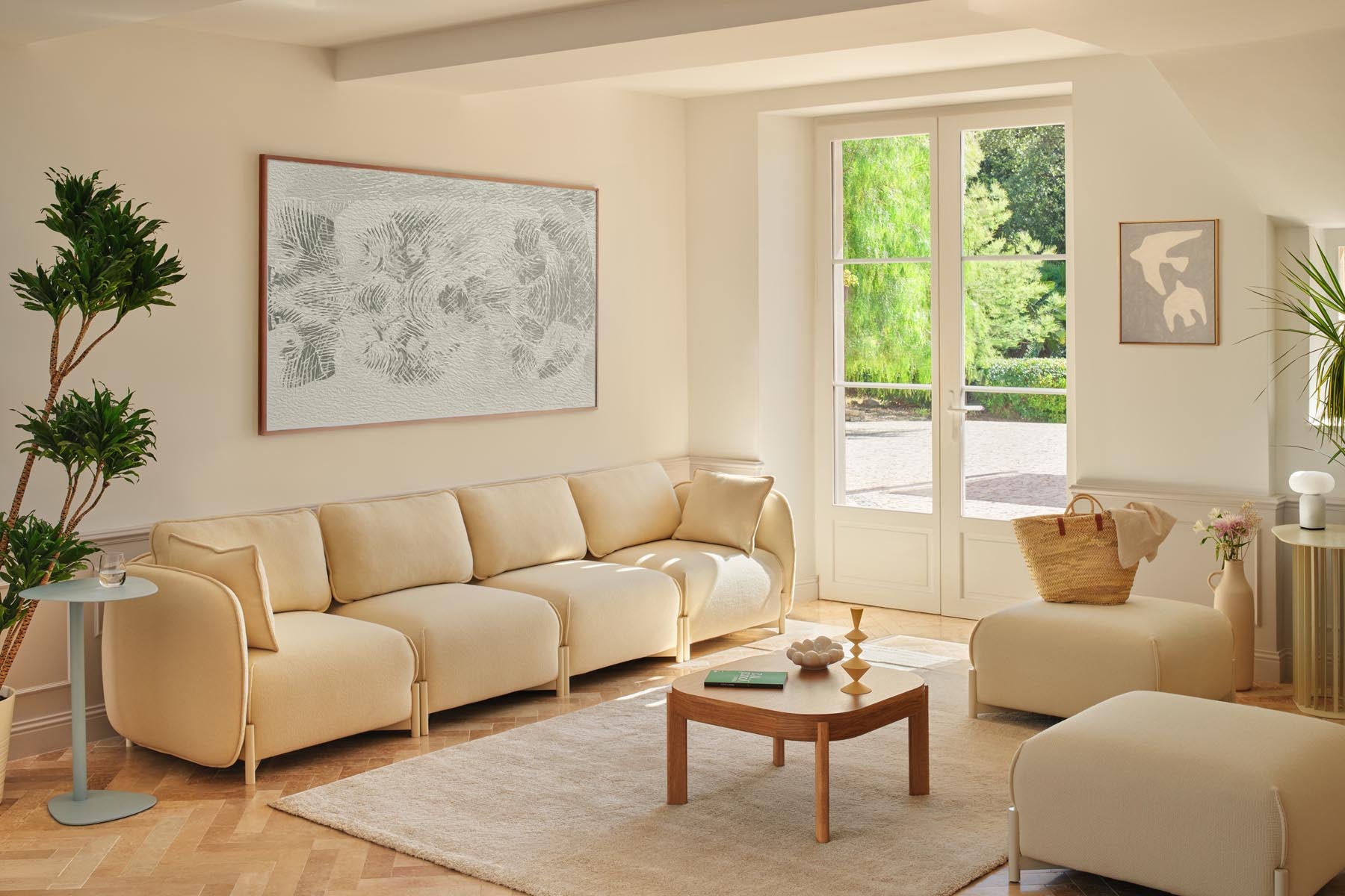 Elegantes Linka LKS10L-Sofa in dunklen Tönen, perfekt platziert in einem hellen Raum, vereint Komfort und zeitgemäßes Design.