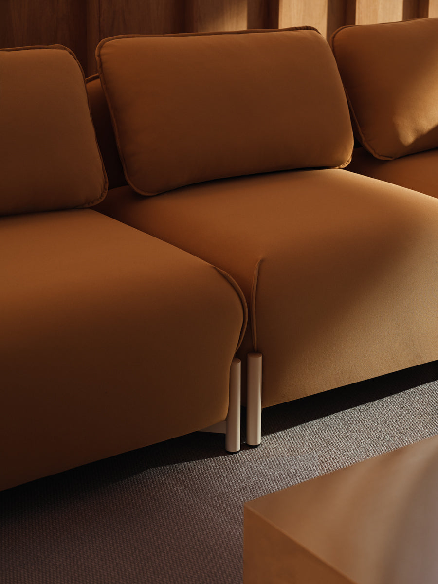 Elegantes Sofa Linka LKS11L von MDD in stilvollem Grau-Beige, perfekt für einladende und moderne Wohnambiente.