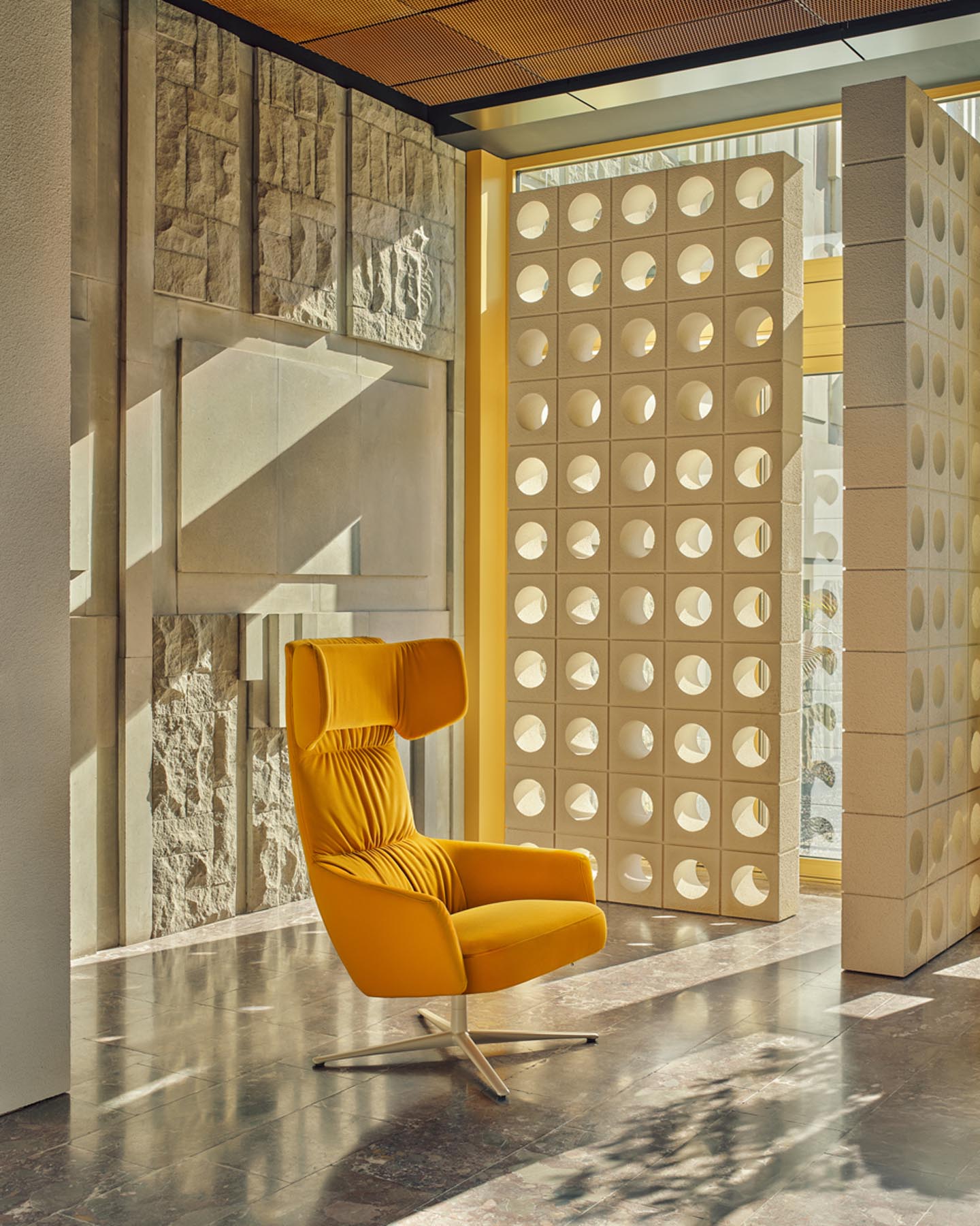 Eleganter Hochsessel Toro TOR2P2 von Mdd, ideal für stilvolle Lounges, bietet eine harmonische Kombination aus Design und Komfort.