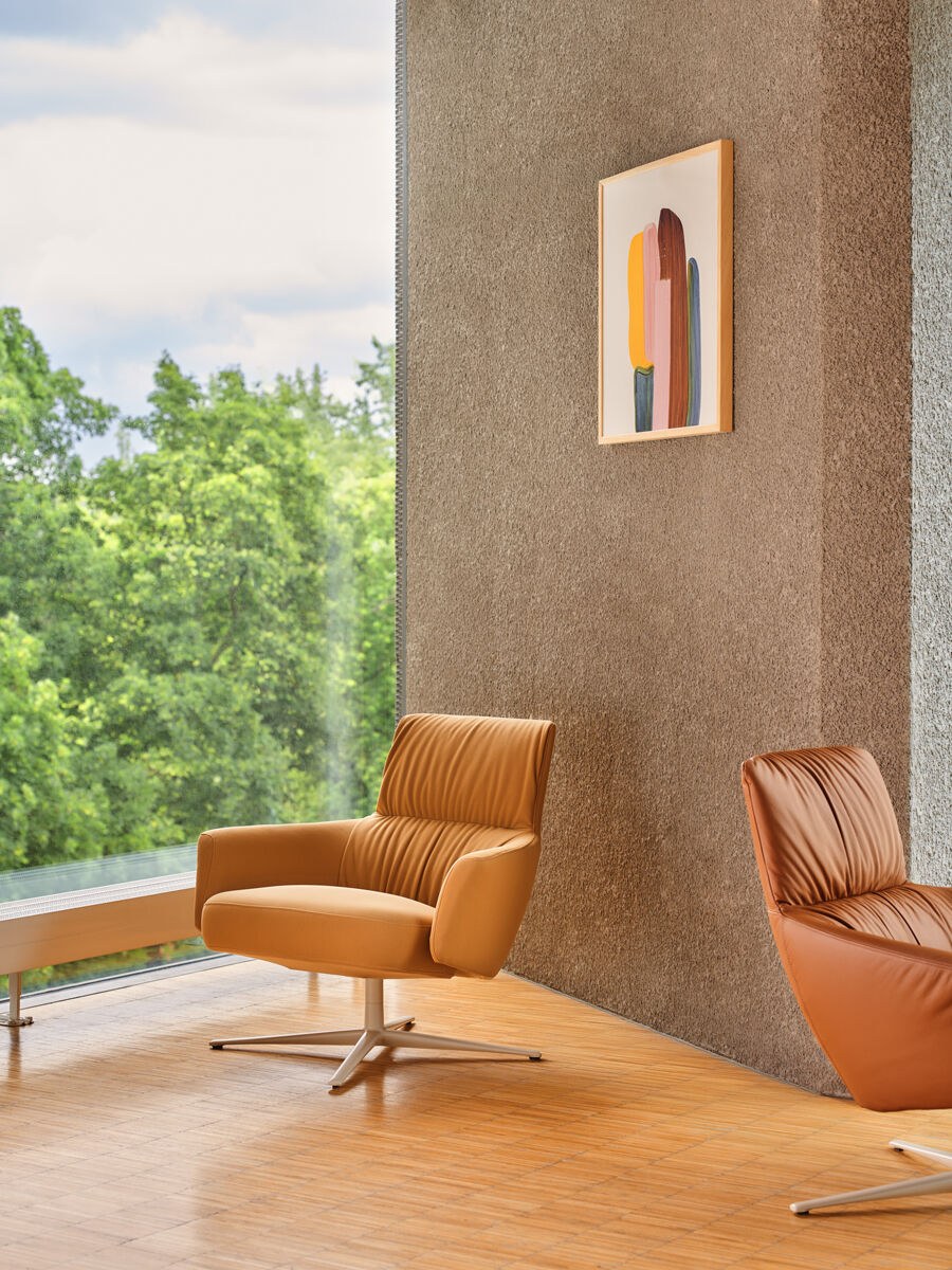 Blauer Loungesessel Toro mit gepolsterter Sitzfläche und Rückenlehne, Aluminium-Sternfussgestell in Anthrazit, niedrige Rückenlehne.