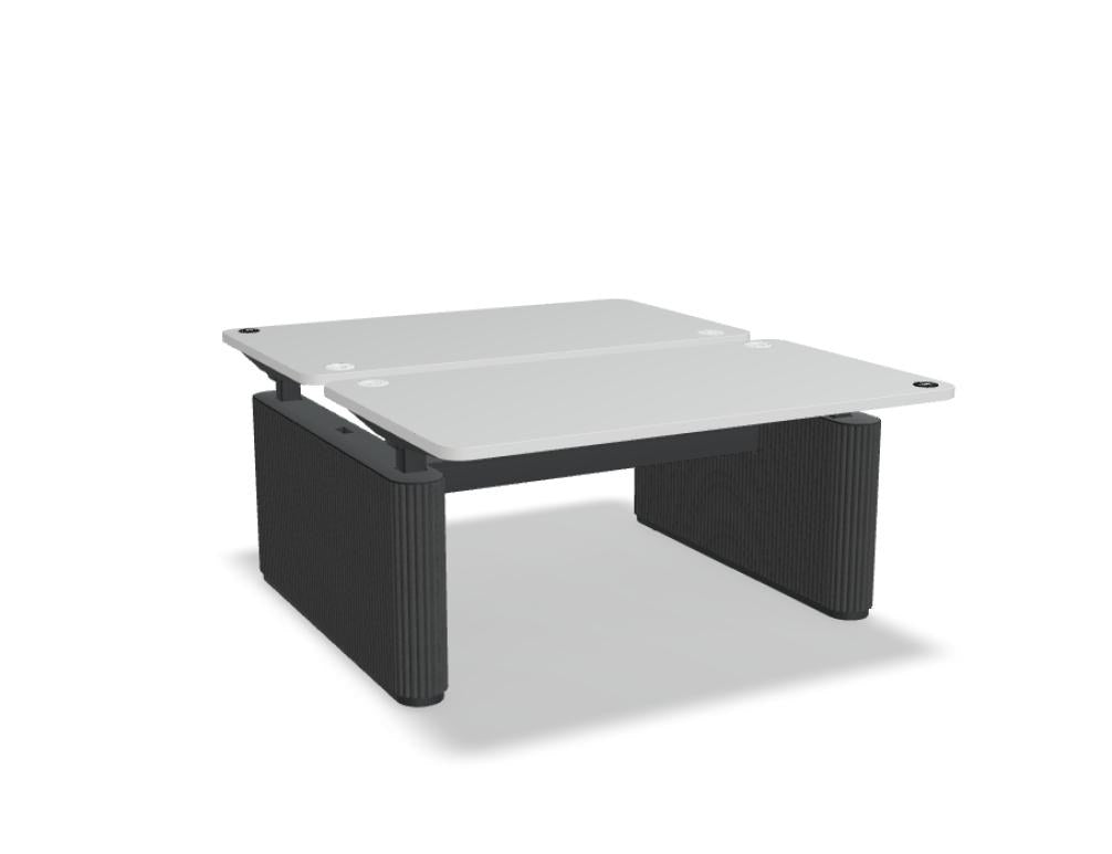 Bench-Schreibtisch Ogi Drive mit zwei Tischplatten, elektrisch höhenverstellbarem Metallgestell und Fusselementen aus PET-Filz in Anthrazit.
