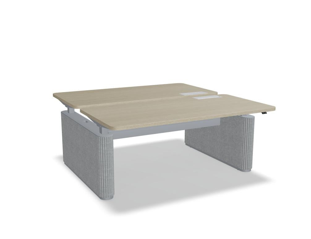 Bench-Schreibtisch Ogi Drive mit zwei Tischplatten, elektrisch höhenverstellbarem Metallgestell und Fusselementen aus PET-Filz in Anthrazit.