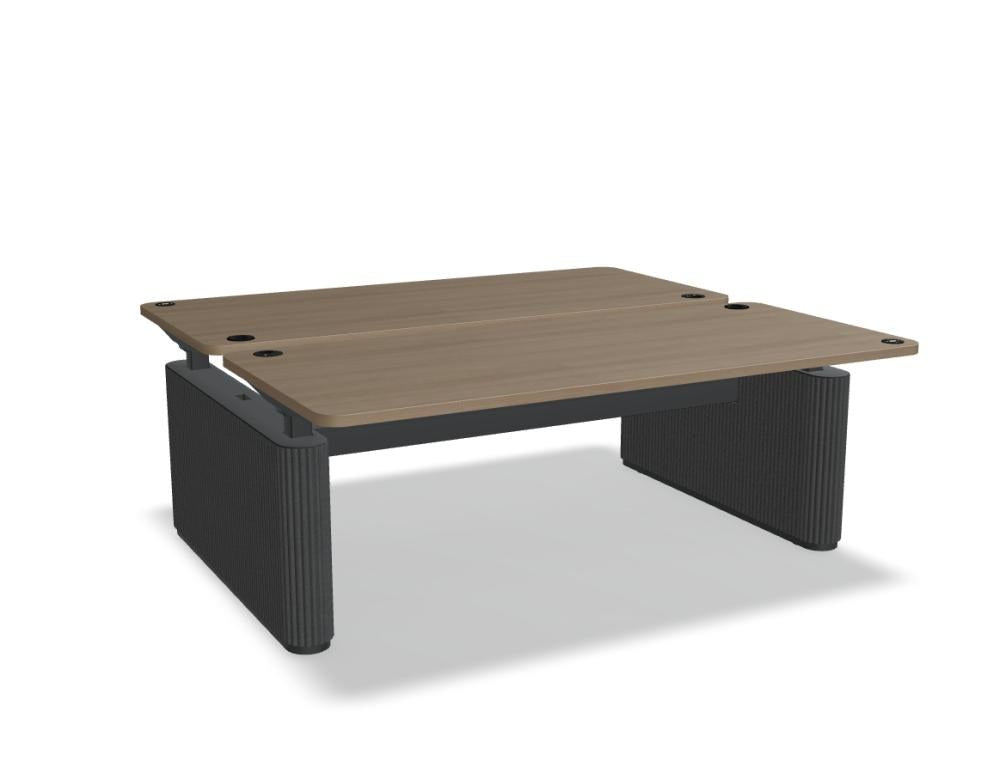 Bench-Schreibtisch Ogi Drive mit zwei Tischplatten, elektrisch höhenverstellbarem Metallgestell und Fusselementen aus PET-Filz in Anthrazit.