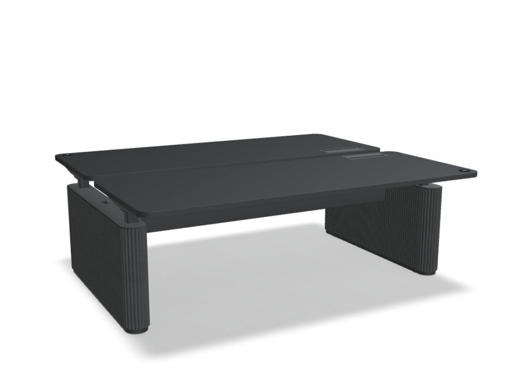 Bench-Schreibtisch Ogi Drive mit zwei Tischplatten, elektrisch höhenverstellbarem Metallgestell und Fusselementen aus PET-Filz in Anthrazit.