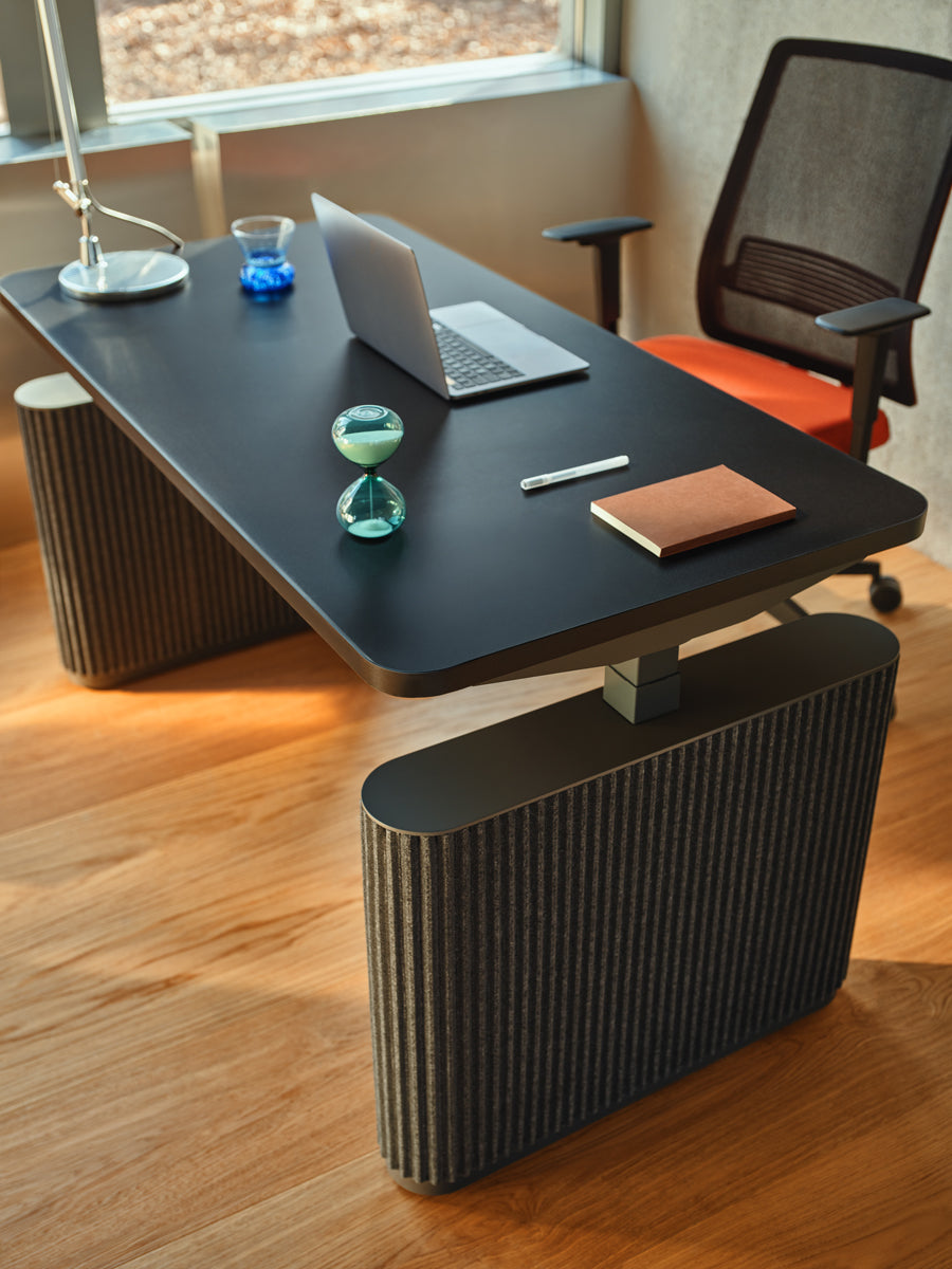 Eleganter elektrisch höhenverstellbarer Schreibtisch Ogi Drive BODF54 mit stilvollen Filzfüßen für eine angenehme Arbeitsumgebung.
