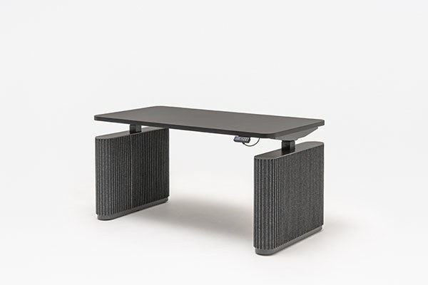 Elektrisch höhenverstellbarer Schreibtisch Ogi Drive von Mdd in Anthrazit mit Fusselementen aus PET-Filz und Metallgestell