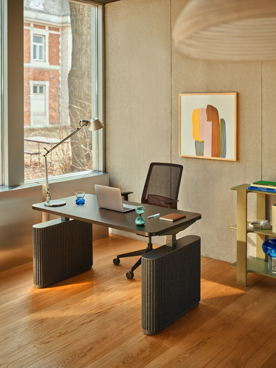 Eleganter elektrisch höhenverstellbarer Schreibtisch Ogi Drive BODF587 mit einzigartigen Filzfüßen, ideal für flexibles und gesundes Arbeiten.