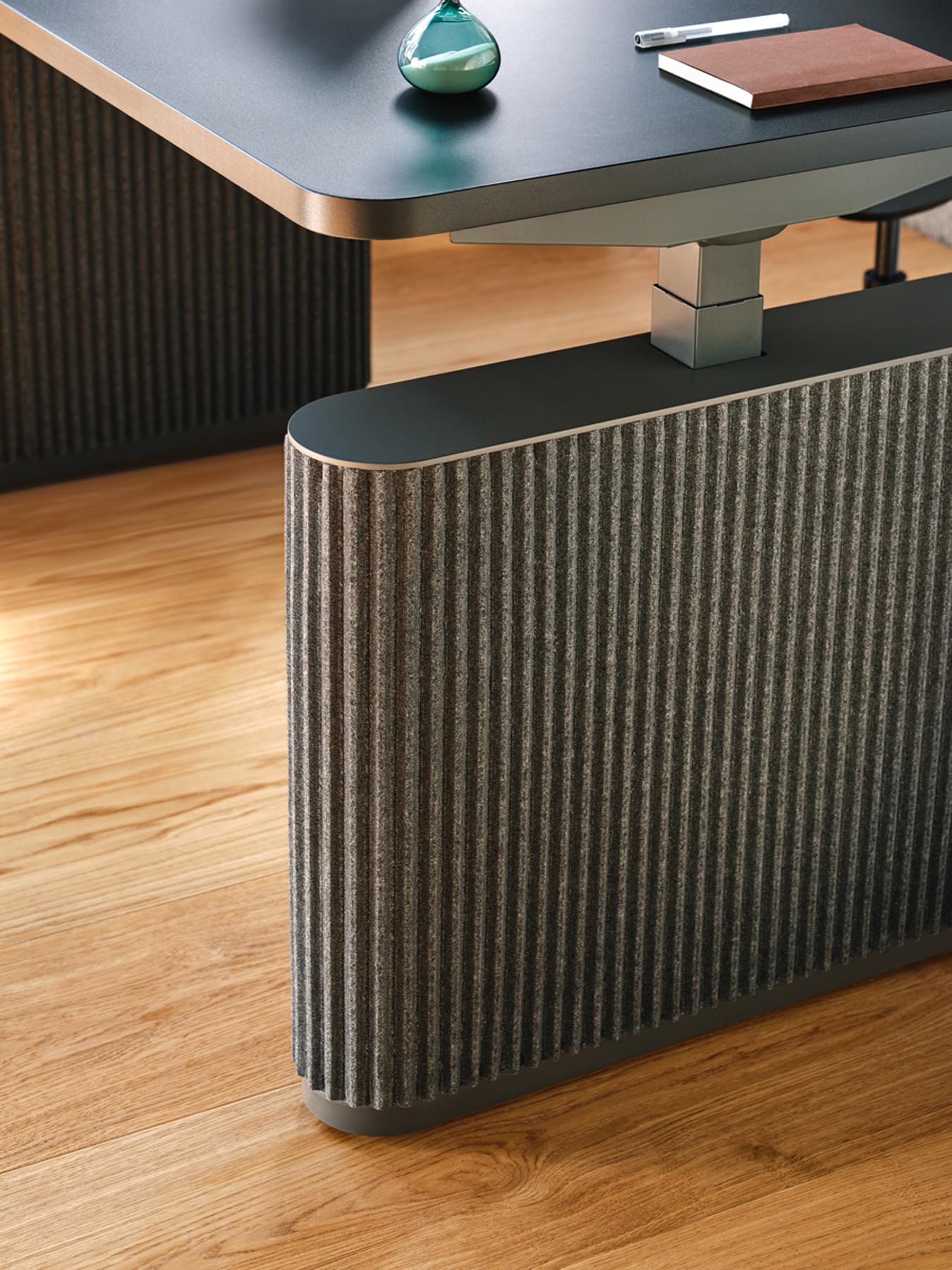 Moderner Schreibtisch Ogi Drive BODF587 mit stilvollen Filzfüßen, elektrisch höhenverstellbar für ergonomisches Arbeiten und individuelle Anpassung.