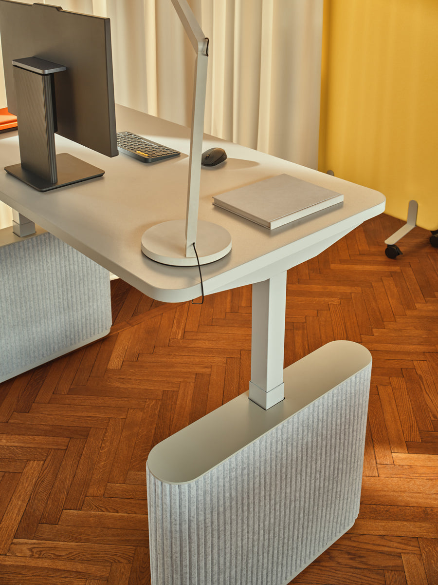 Moderner Schreibtisch Ogi Drive BODF587 mit stilvollen Filzfüßen, ideal für ergonomisches Arbeiten und individuelle Höheneinstellung.