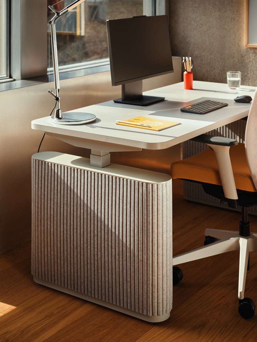 Moderner elektrisch höhenverstellbarer Schreibtisch Ogi Drive BODF607 mit einzigartigen Filzfüßen, perfekt für ein flexibles und stilvolles Arbeitsumfeld.