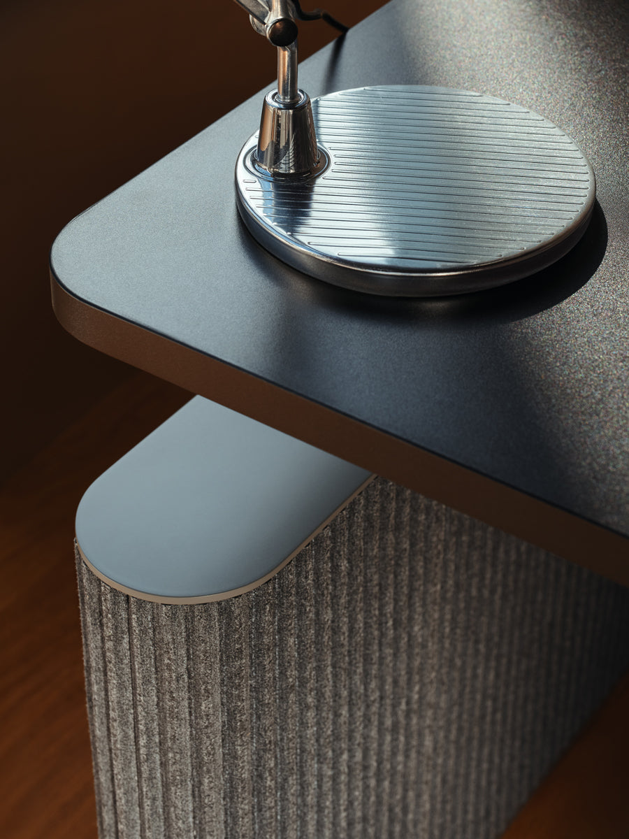 Eleganter elektrisch höhenverstellbarer Schreibtisch Ogi Drive BODF607 mit stilvollen Filzfüßen für eine flexible und gesunde Arbeitsumgebung.