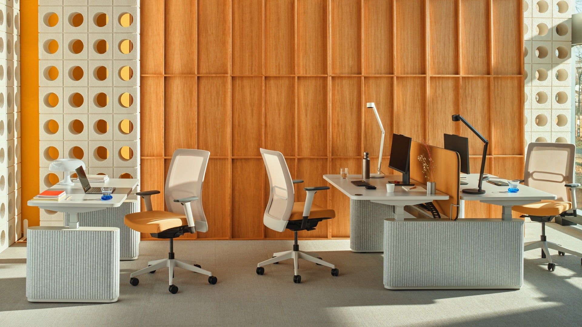 Moderner Schreibtisch Ogi Drive BODF607 mit elektrisch höhenverstellbarem Design und einzigartigen Filzfüßen für ergonomisches Arbeiten.