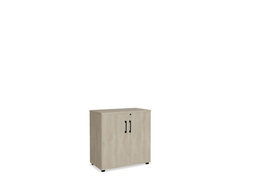 Bild eines STANDARD MEA2104 Büroschranks von MDD: moderner, freistehender Kleiderschrank/Schrank mit klaren Linien, offener Regalbereich, helle Holzoptik, silberne Griffe, platzsparendes Design, geeignet für Büroumgebungen.