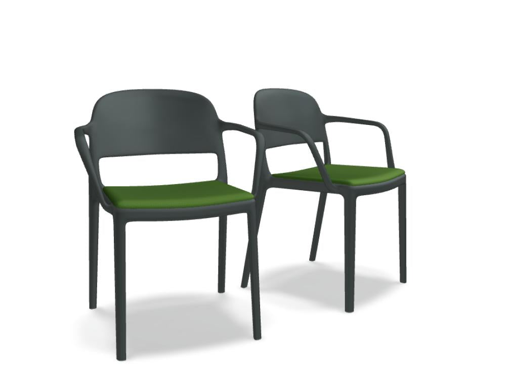 Ein niedrig gepolsterter Gartenstuhl Blendy BNDTD02 von Mdd, solides Gestell, gepolsterte Sitzfläche und Rückenlehne, modernes Design in neutralem Ton