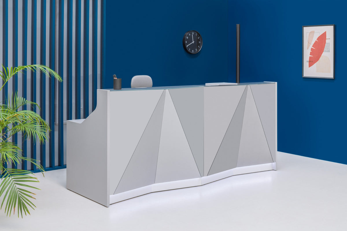 Modulare Empfangstheke Alpa aus schwarzem Glas mit Aluminiumsockel und LED-Beleuchtung, bestehend aus mehreren zusammenstellbaren Elementen.