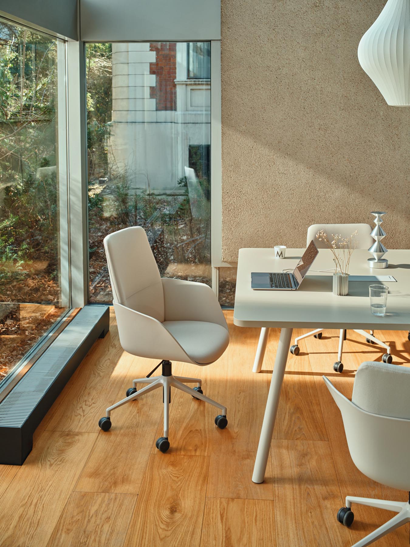 Eleganter Senda SDA1P22 Drehstuhl mit verstellbarem Aluminiumfuß und praktischen Rollen, ideal für stilvolle Büros und Home-Office.