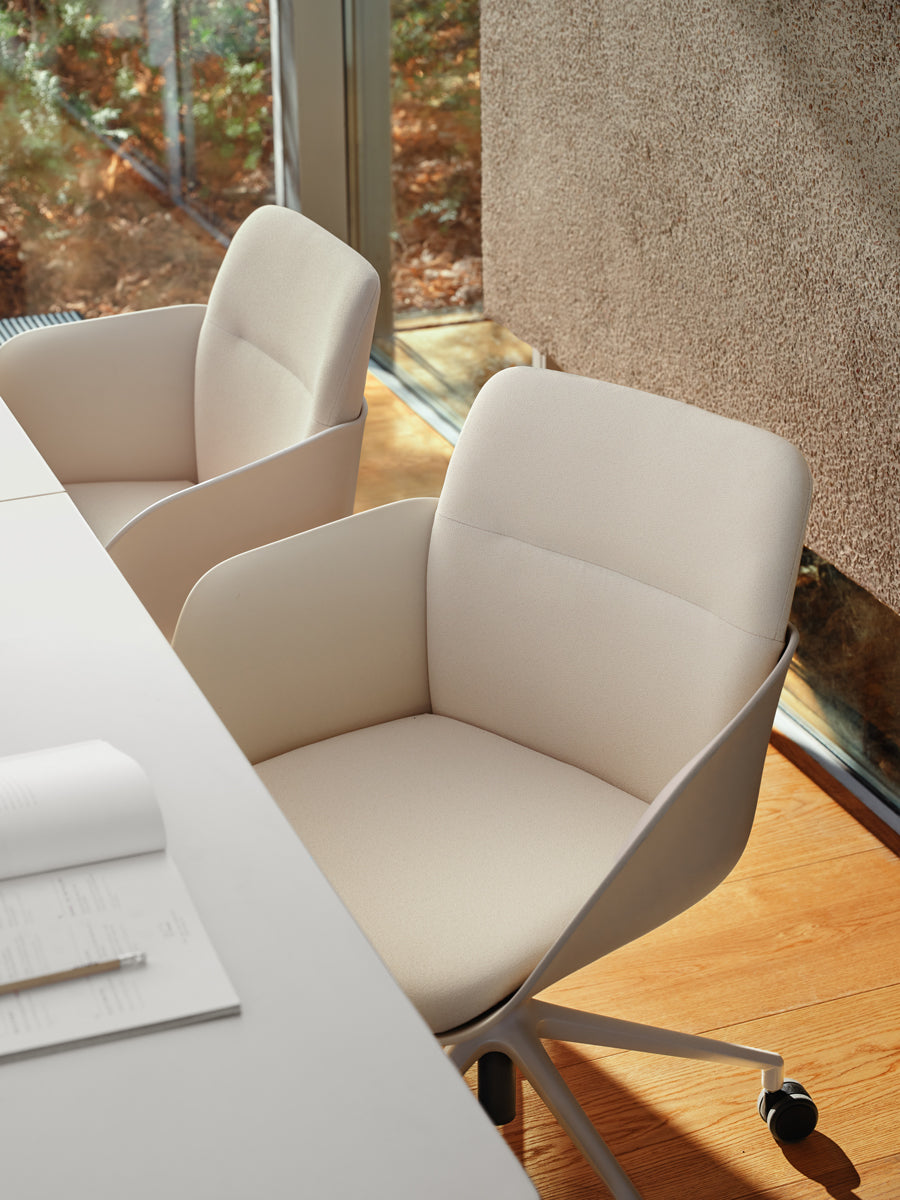 Moderner Senda SDA1P22 Drehstuhl mit Aluminiumfuß, höhenverstellbar und mit Rollen, perfekt für komfortables Arbeiten und stilvolle Büros.
