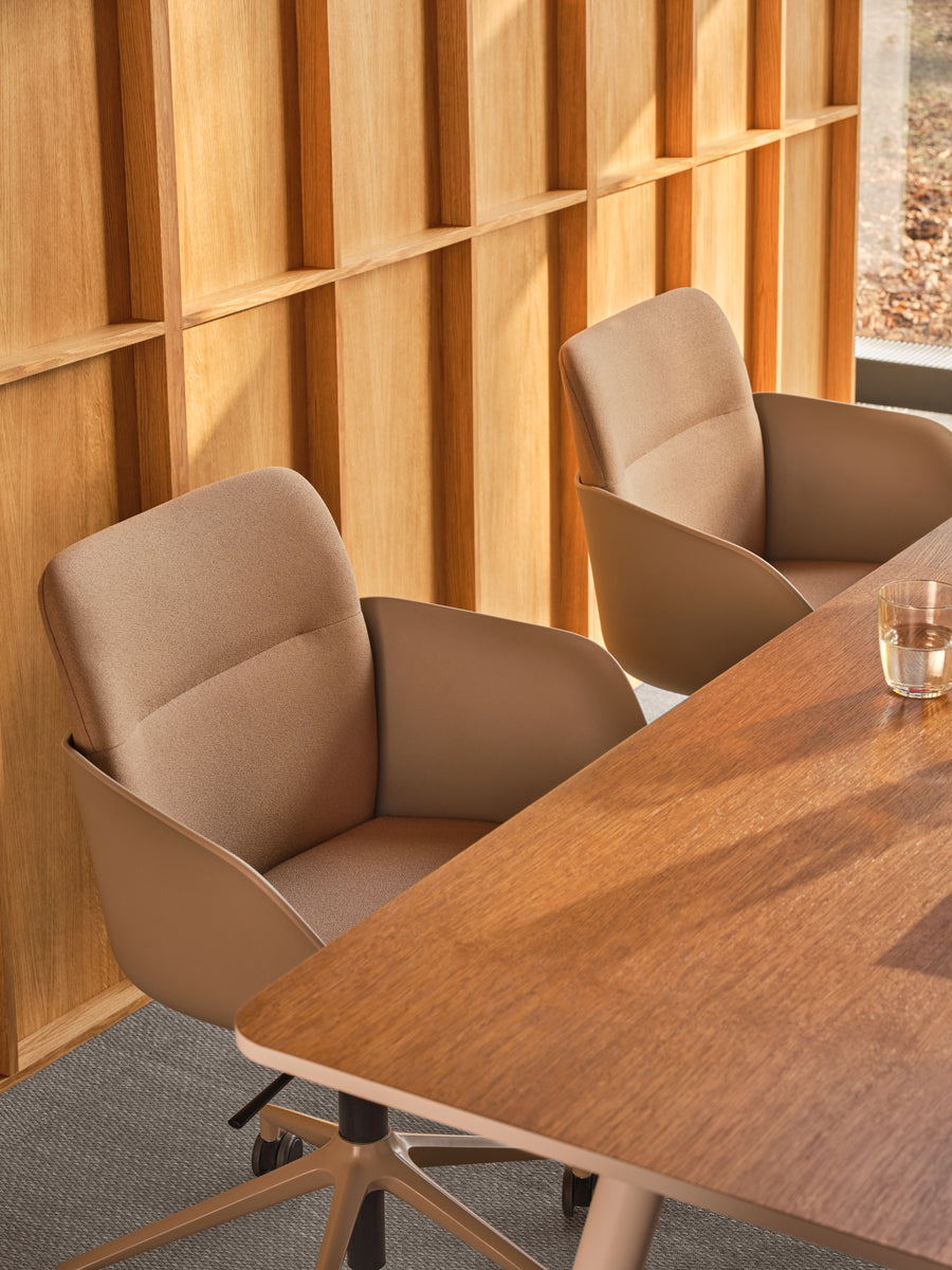 Eleganter Senda SDA1P22 Drehstuhl mit flexiblem Aluminiumfuß, höhenverstellbar und mit praktischen Rollen für optimalen Sitzkomfort.