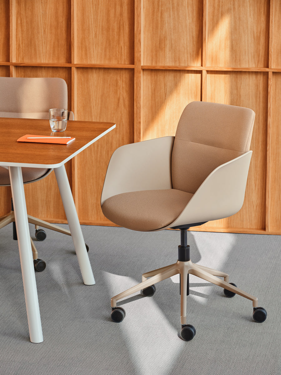 Moderner Senda SDA1P22 Drehstuhl mit Aluminiumfuß, höhenverstellbar und ausgestattet mit Rollen für maximale Beweglichkeit und Komfort.
