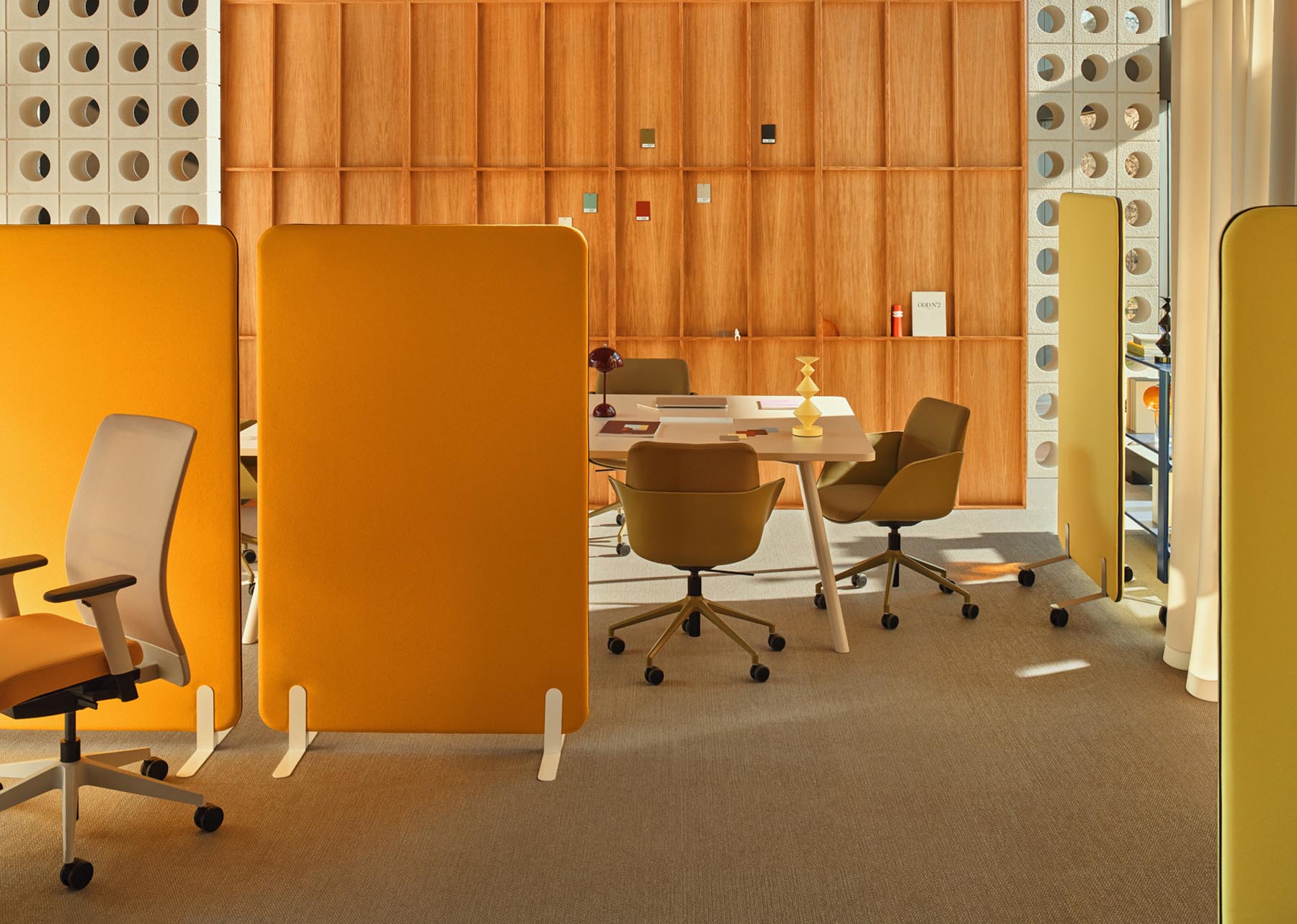 Eleganter Senda SDA1P22 Drehstuhl mit flexiblem Aluminiumfuß, ideal für ergonomisches Sitzen und mühelose Mobilität im Büro.