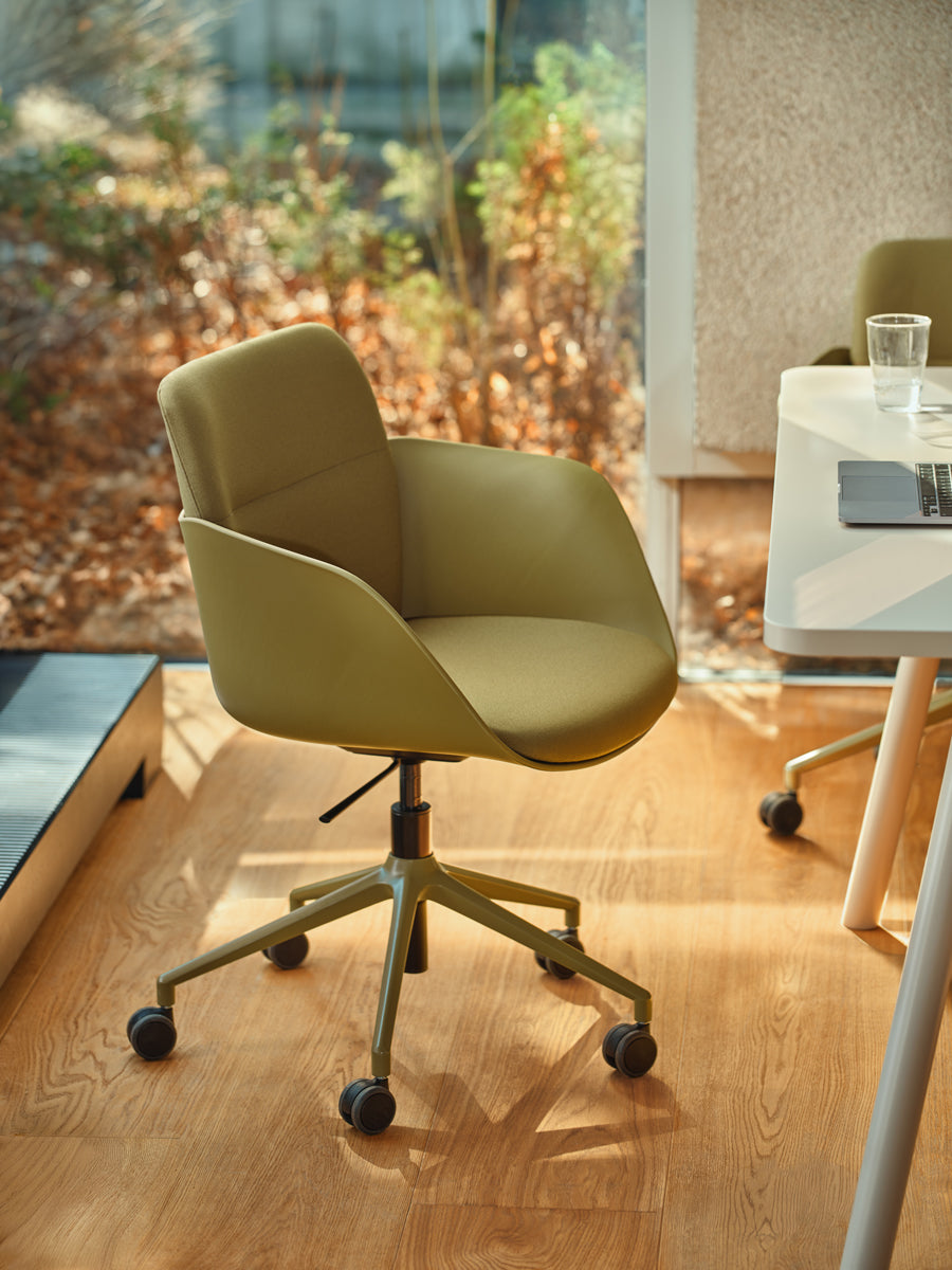 Eleganter Senda SDA1P22 Bürostuhl mit flexiblem Aluminiumfuß, ideal für ergonomisches Sitzen und modernes Ambiente im Arbeitsbereich.