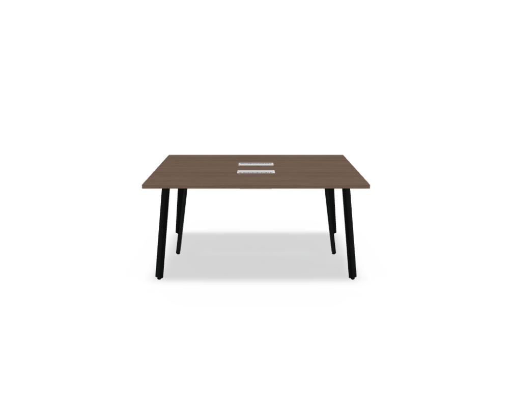 Doppelschreibtisch Ogi A Bench mit Melaminplatte in Honigeiche, schwarzem pulverbeschichtetem Metallgestell und schrägen Beinen.