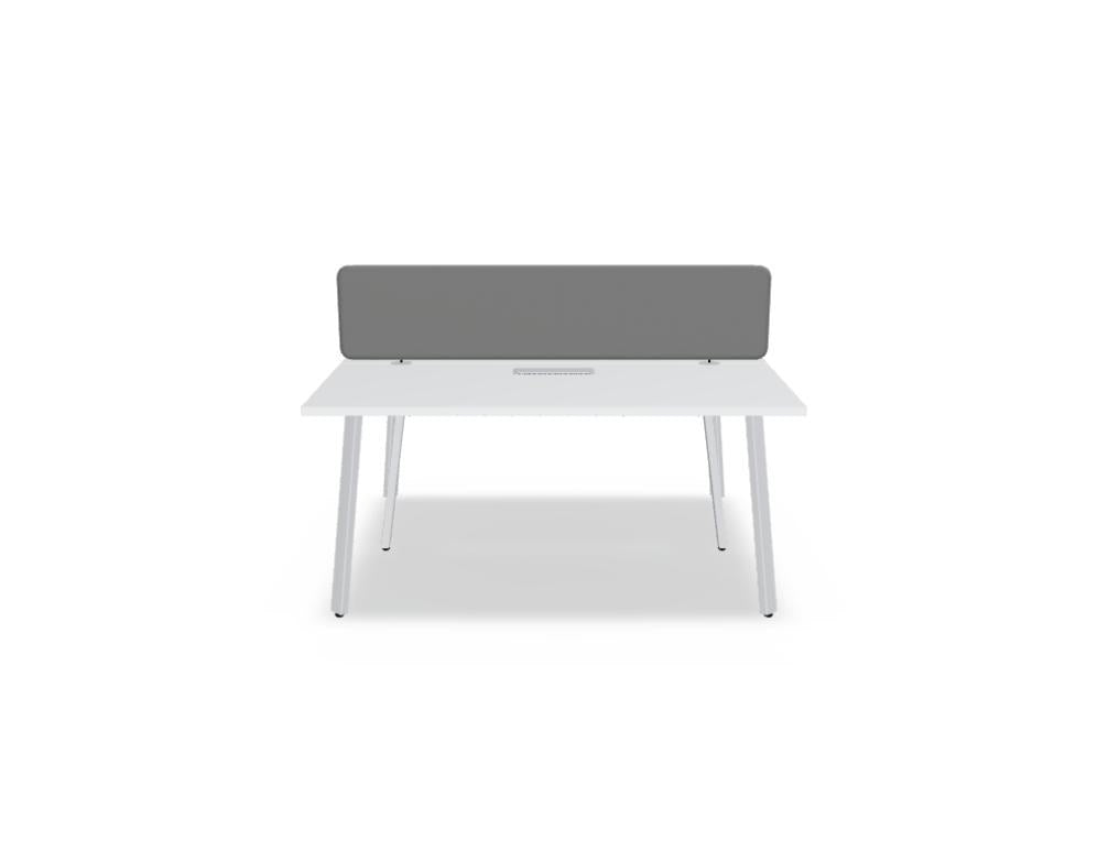 Doppelschreibtisch Ogi A Bench mit Melaminplatte in Honigeiche, schwarzem pulverbeschichtetem Metallgestell und schrägen Beinen.