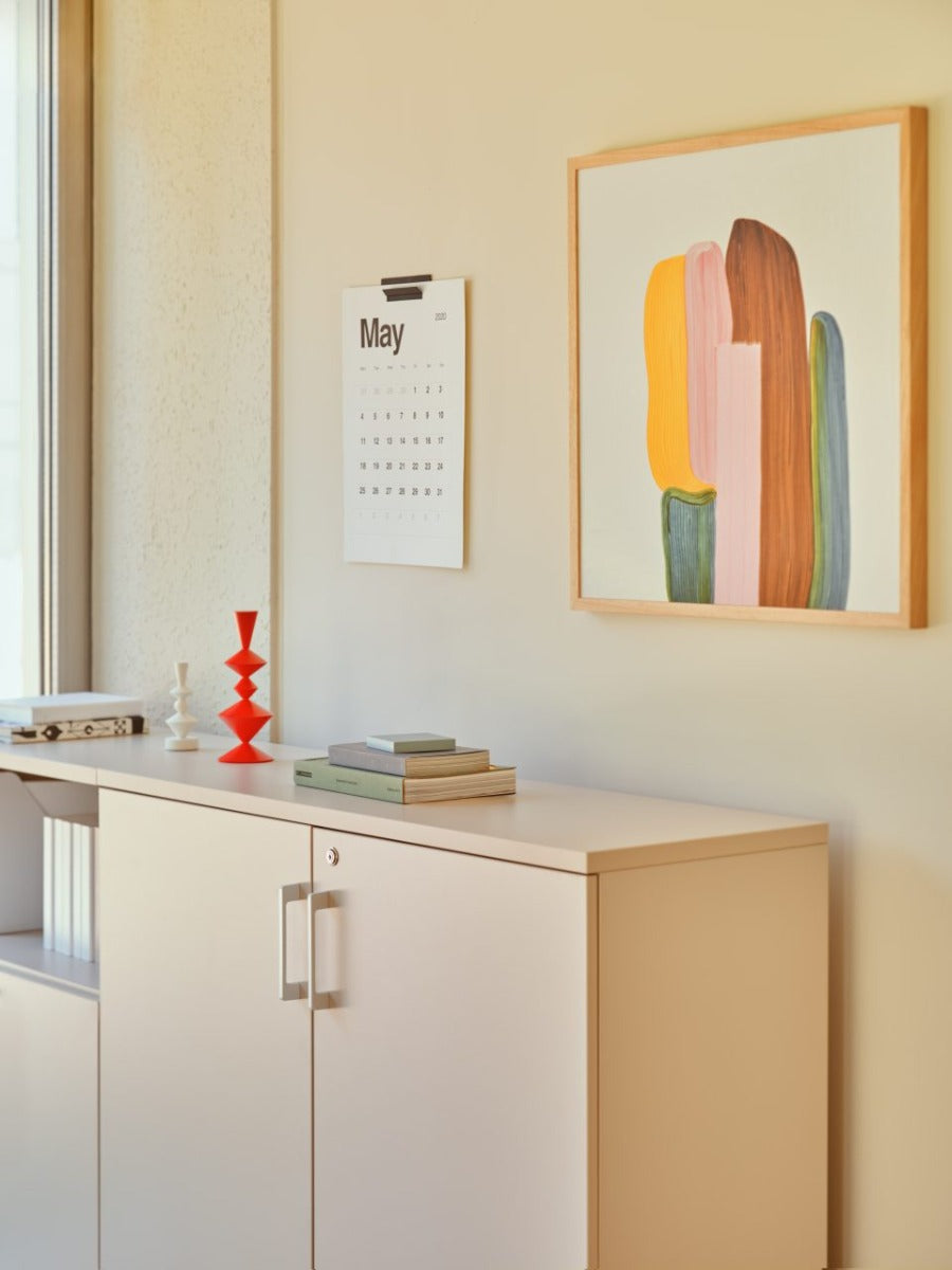 Eleganter Büroschrank Standard A56P2K von Mdd in Holzdesign, ideal für stilvolle und funktionale Büroorganisation mit drei Türen.