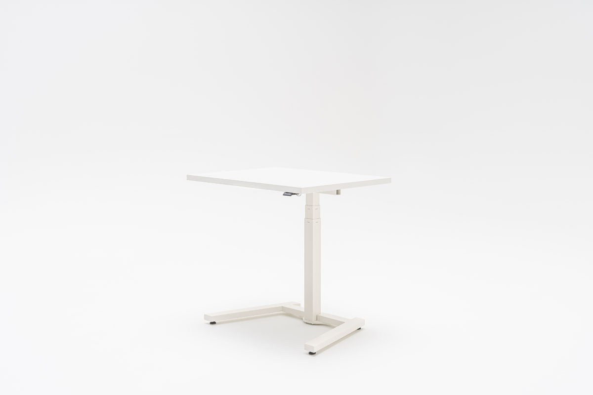 Elektrisch höhenverstellbarer Schreibtisch Ogi One von Mdd mit Tischplatte in Honigeiche und schwarzem Metallgestell auf einem Tischbein.