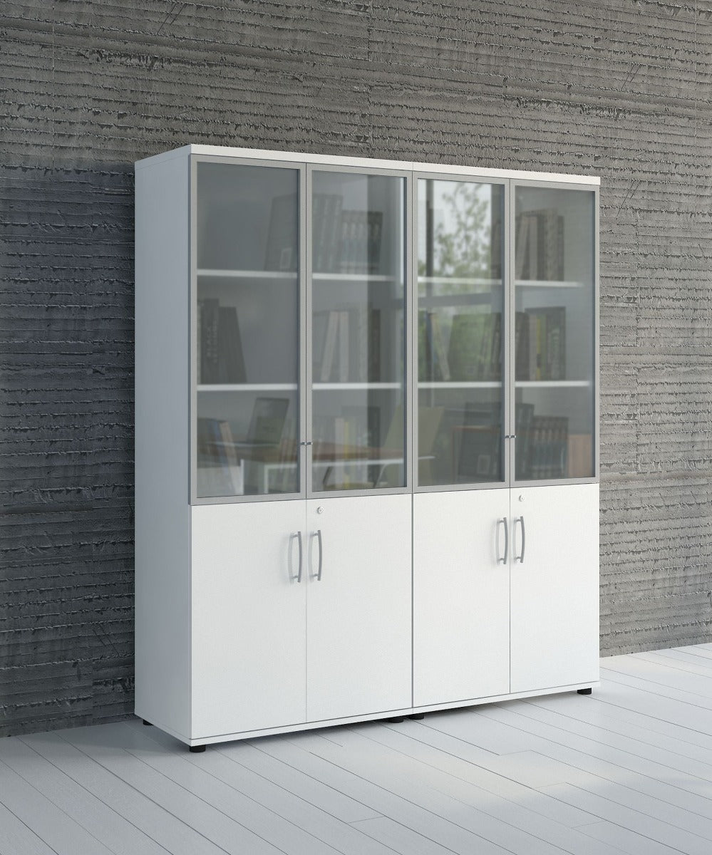 Elegante Vitrine Standard A3504TMWK von Mdd mit stilvollem, rahmenlosem Design, doppelten Türen und sanfter Innenbeleuchtung für ansprechende Präsentation.