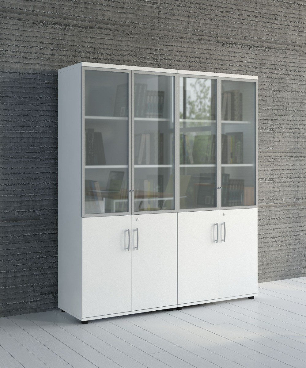 Weisse Vitrine mit zwei Glastüren aus Klarhartglas, vertikalem Aluminiumgriff und Korpus aus Melaminplatte, Modell Standard von Mdd.