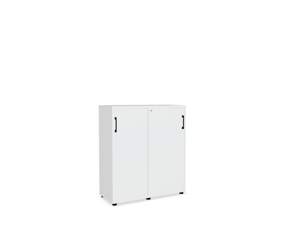 Schiebetürenschrank im Büro, Front in hellem Holzlook, klare Linien, silberne Griffe, zwei Türblätter, kompakte Stauraumlösungen ideal für Büros und Arbeitsbereiche
