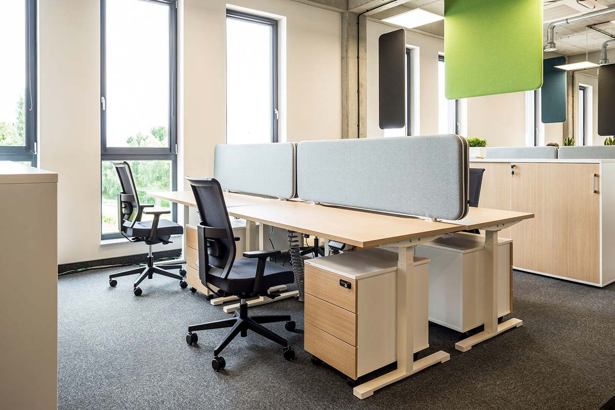 Eleganter Schiebetürenschrank A4P06 von Mdd, perfekt für moderne Büros, bietet stilvollen Stauraum und effiziente Organisation.