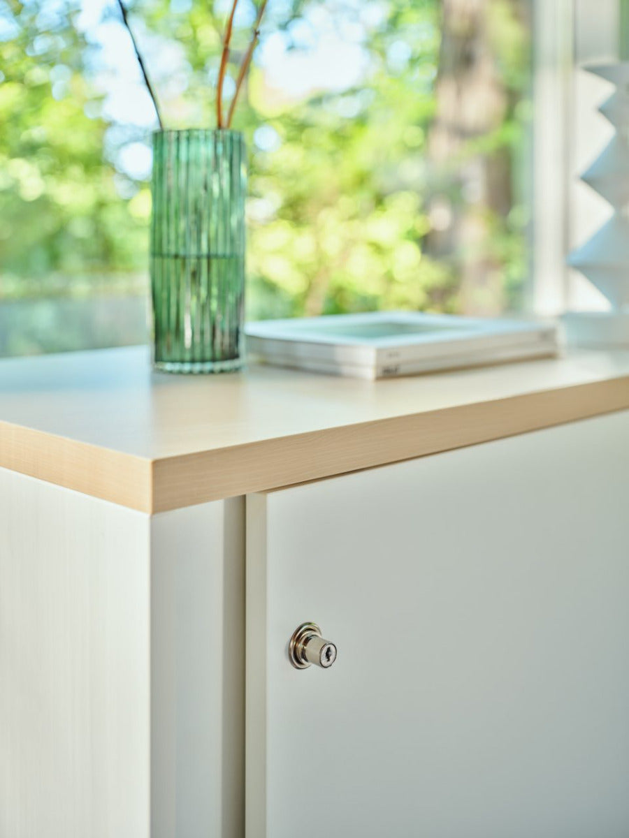 Moderner Schiebetürenschrank A4P06 von Mdd, ideal für Büros, vereint Funktionalität und zeitgemäßes Design für optimalen Stauraum.