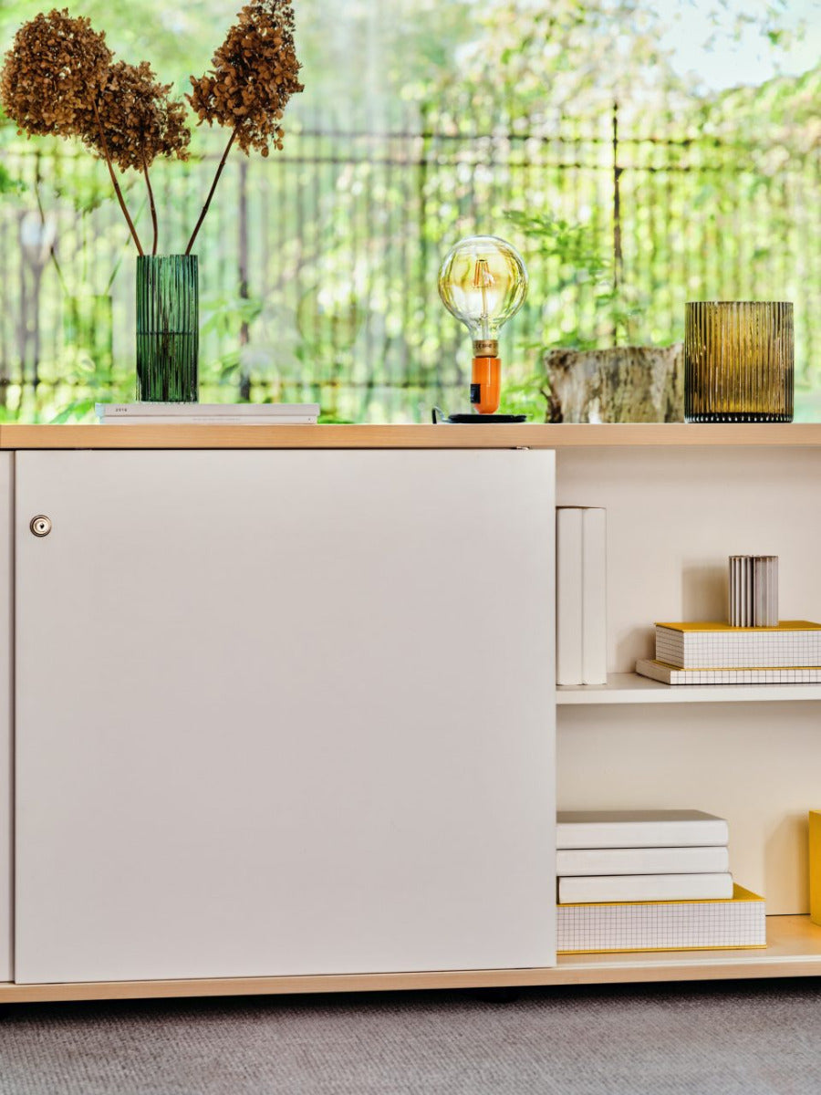 Eleganter Schiebetürenschrank MEA3P04 von MDD, ideal für moderne Büros, bietet stilvollen Stauraum und effiziente Organisation.
