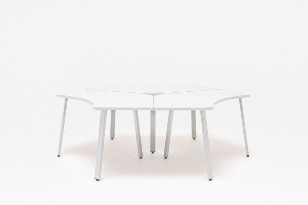 Team-Schreibtisch Ogi A Bench von Mdd mit drei geformten Tischplatten in Honigeiche und schwarzem Stahlgestell mit schrägen Beinen.