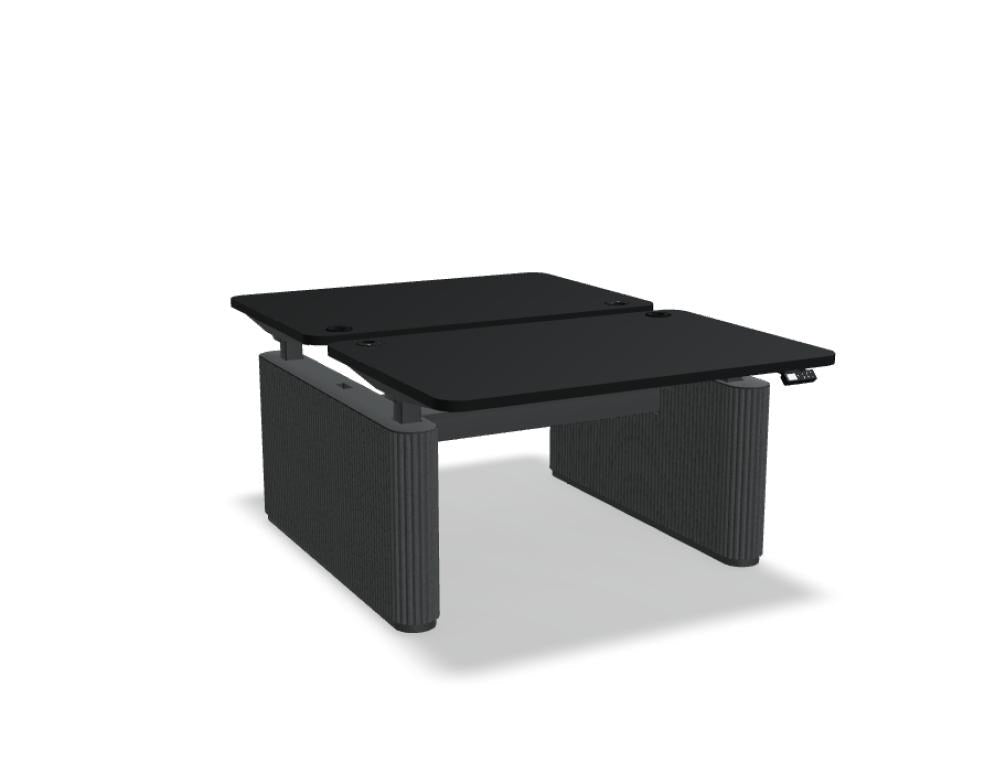 Bench-Schreibtisch Ogi Drive mit zwei Tischplatten, elektrisch höhenverstellbarem Metallgestell und Fusselementen aus PET-Filz in Anthrazit.