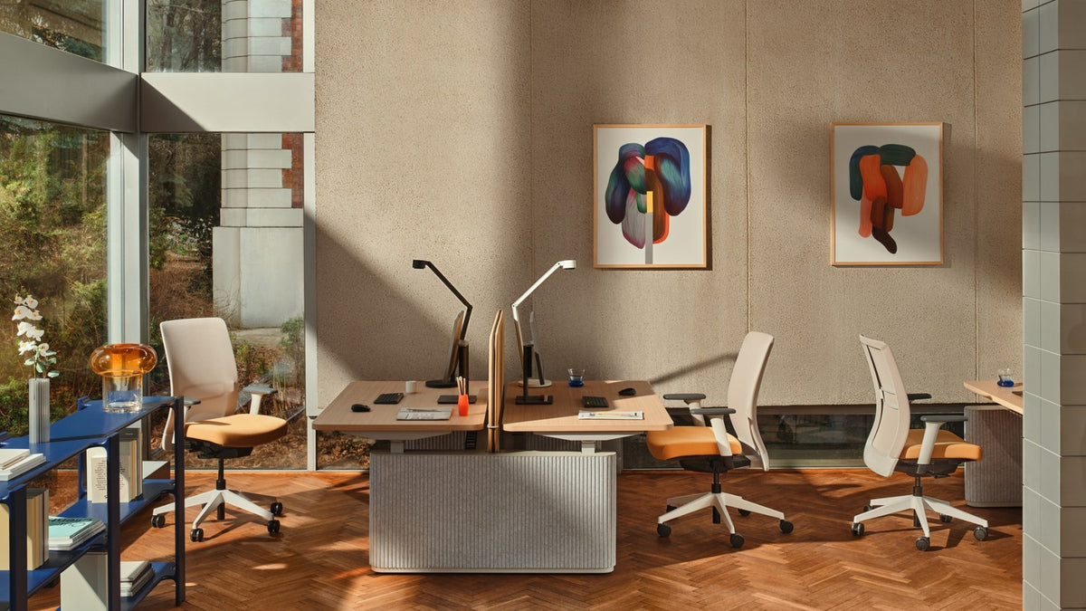 Bench-Schreibtisch Ogi Drive mit zwei Tischplatten, elektrisch höhenverstellbarem Metallgestell und Fusselementen aus PET-Filz in Anthrazit.