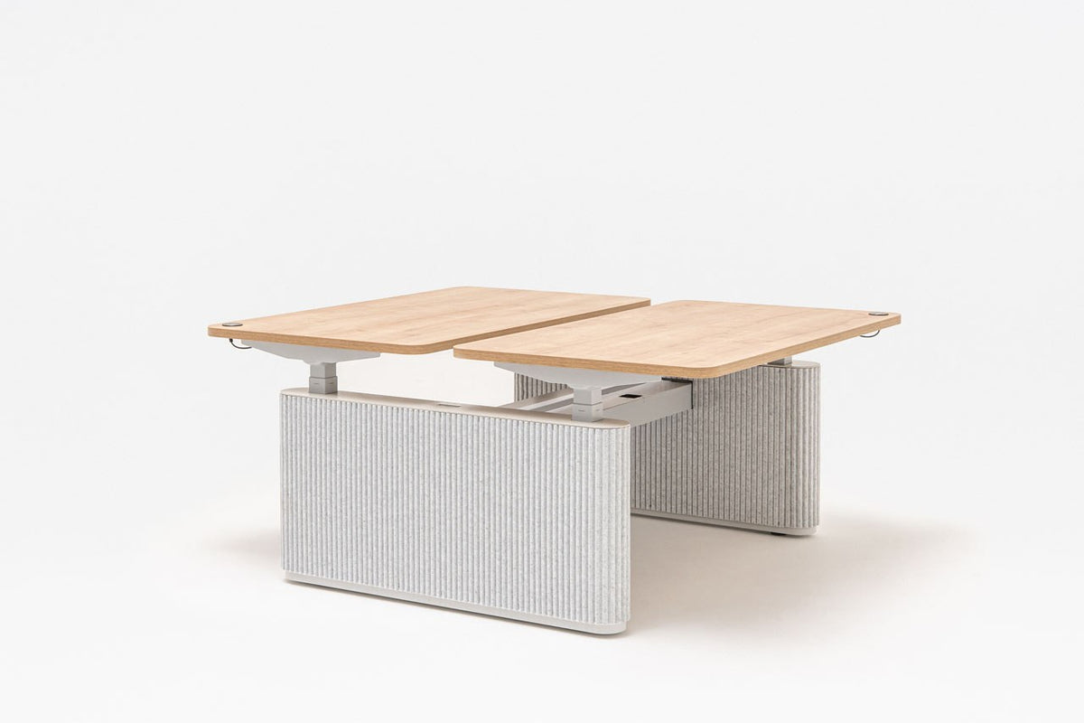 Bench-Schreibtisch Ogi Drive mit zwei Tischplatten, elektrisch höhenverstellbarem Metallgestell und Fusselementen aus PET-Filz in Anthrazit.