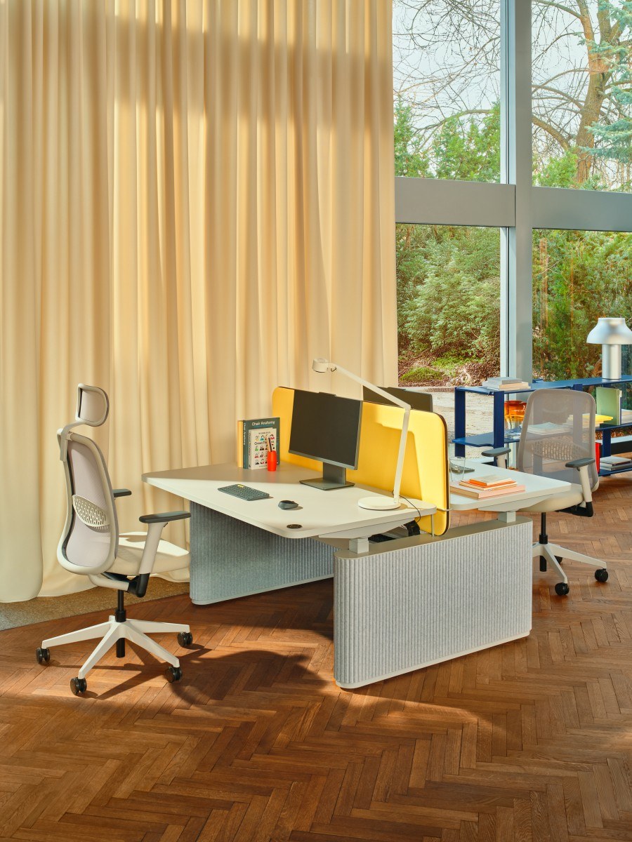 Bench-Schreibtisch Ogi Drive mit zwei Tischplatten, elektrisch höhenverstellbarem Metallgestell und Fusselementen aus PET-Filz in Anthrazit.