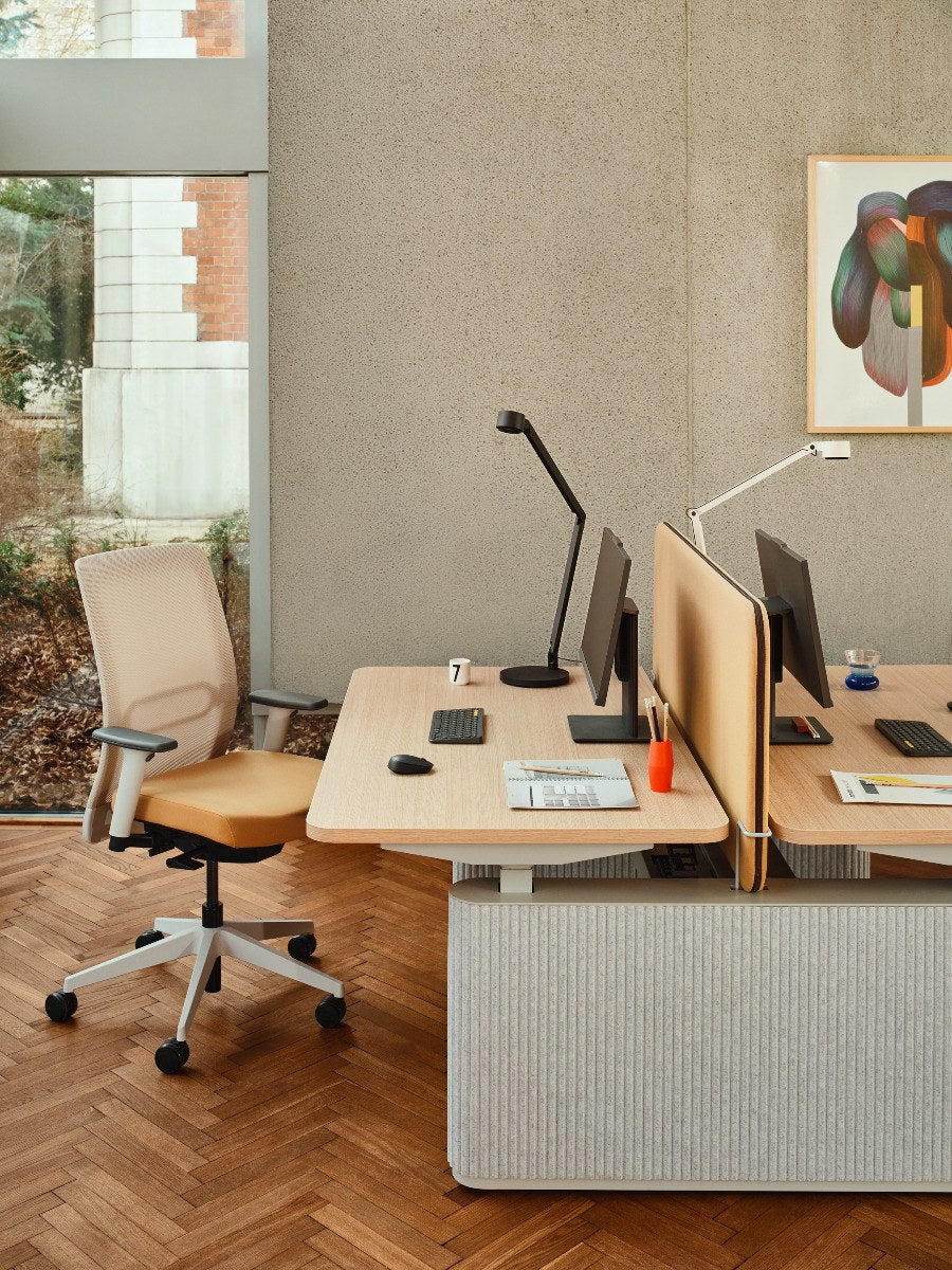 Bench-Schreibtisch Ogi Drive mit zwei Tischplatten, elektrisch höhenverstellbarem Metallgestell und Fusselementen aus PET-Filz in Anthrazit.
