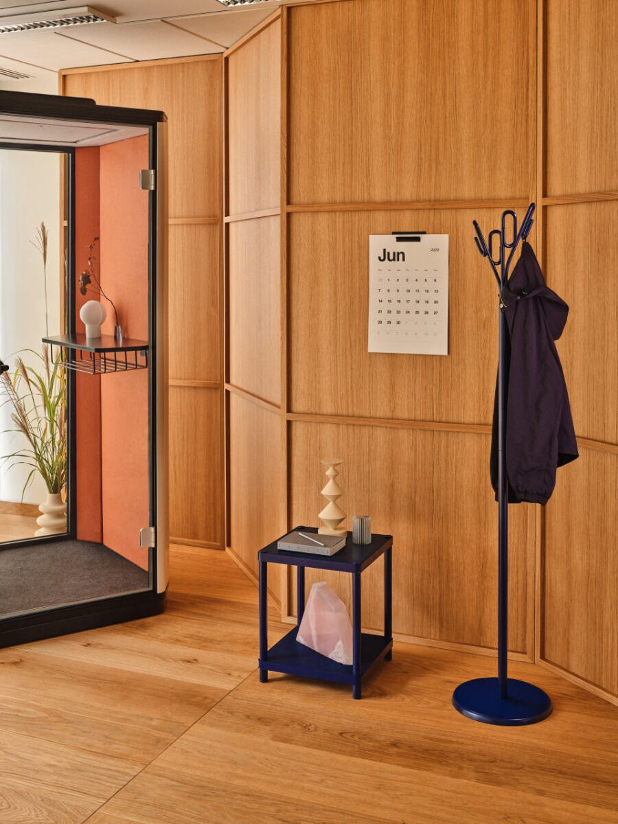 Moderne Ein-Personen-Akustikkabine Coda CD01 von Mdd, ausgestattet mit eleganter Glastür und schallisolierenden grauen Wänden für optimale Privatsphäre.