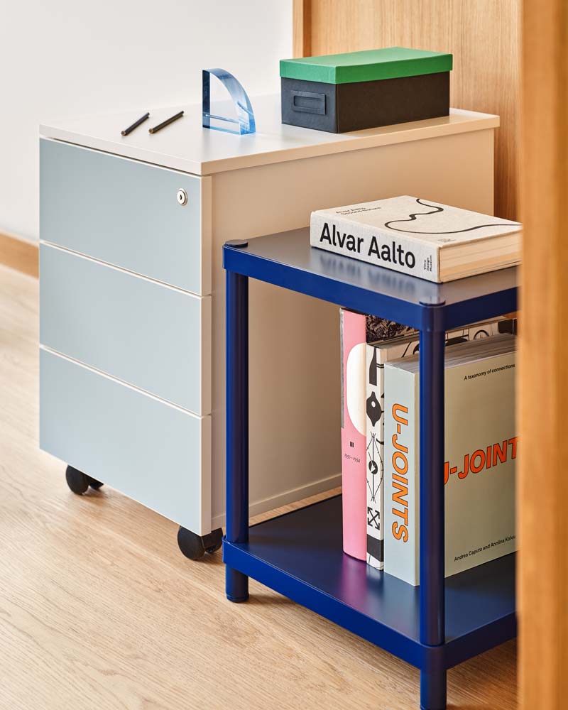 Moderner Rollcontainer Color SLD12HT von Mdd in elegantem Weiß, ausgestattet mit praktischen Schubladen und mobil auf Rollen für flexibles Arbeiten.
