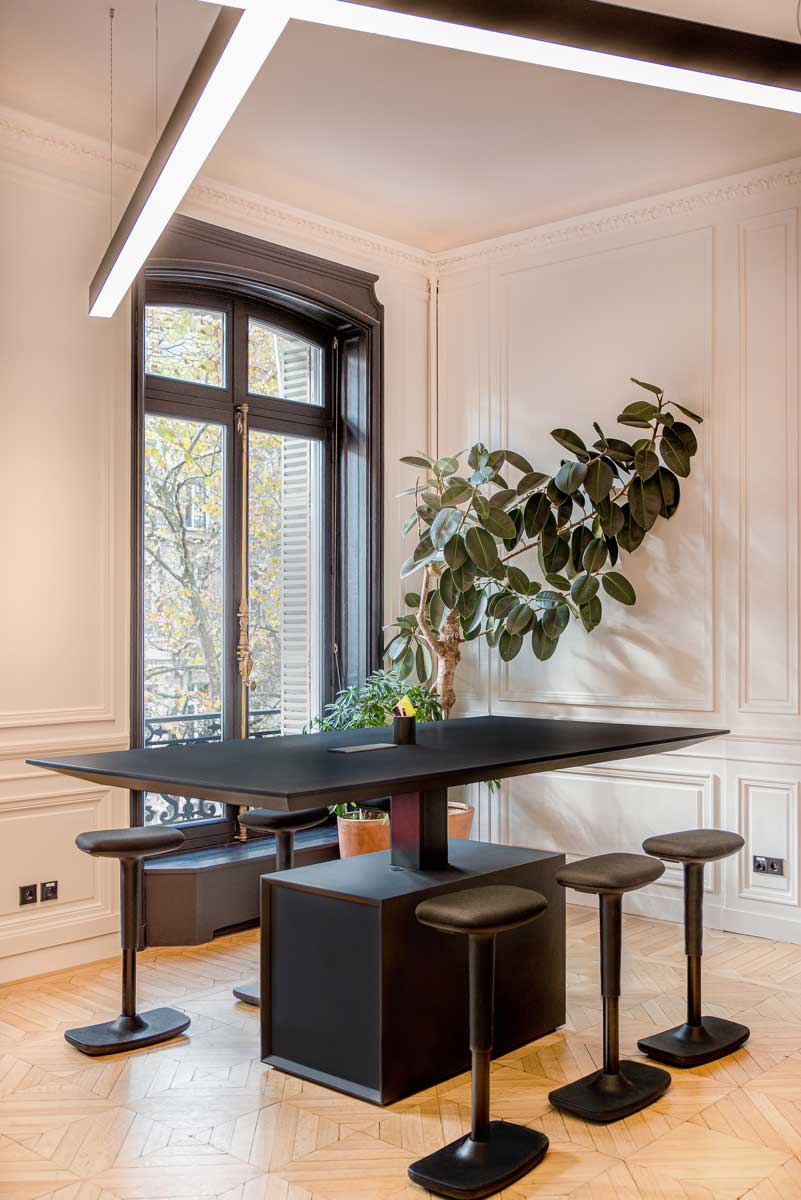 Stylischer Mdd Cool CL01 Hocker mit elegantem Design, ideal für moderne Büros und gemütliche Lounges, bietet Komfort und Ästhetik.
