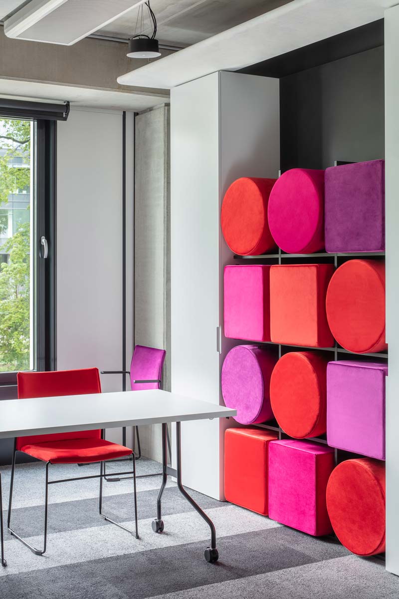 Vielseitiger Klapptisch Easy PFT02 von Mdd, perfekt für Besprechungen und Events, vereint Funktionalität mit elegantem Holzfinish.
