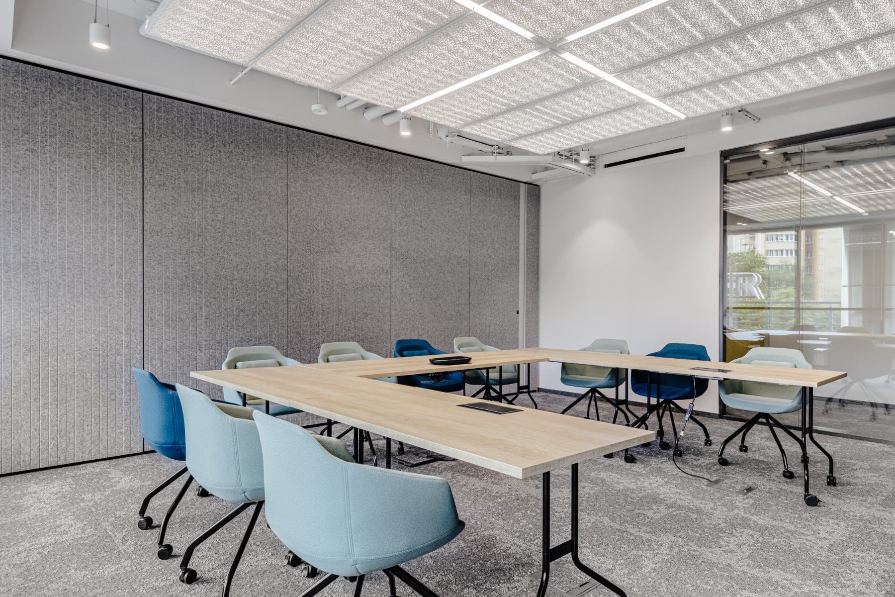 Moderner Klapptisch Easy PFT02 von Mdd, ideal für Konferenzen und Veranstaltungen, bietet praktische Flexibilität und stilvolles Design.