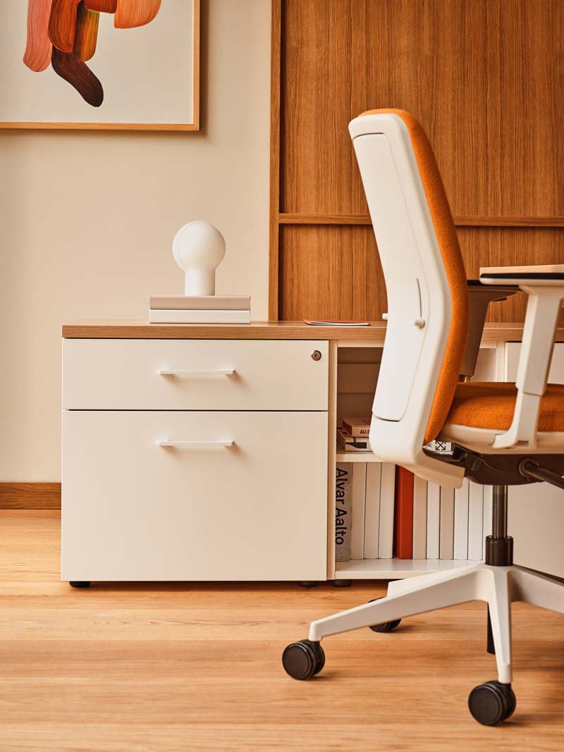 Moderner Evo EV02 Bürostuhl mit ergonomischer, gepolsterter Rückenlehne, ideal für produktives Arbeiten und stilvolle Büroumgebungen.
