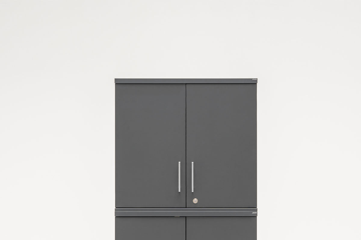 Aufsatzschrank mit Flügeltüren, Front in Eiche Natur, Korpus Weiss Pastell, Melaminplatte, für Büromöbel-Aufbau geeignet.