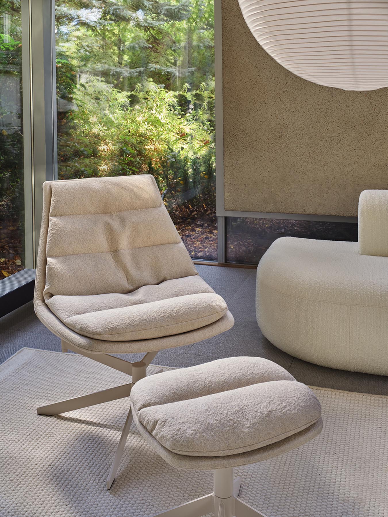 Eleganter Fat Frank F04 Drehsessel von MDD, kombiniert zeitgemäßes Design mit hervorragendem Komfort für jedes moderne Zuhause.
