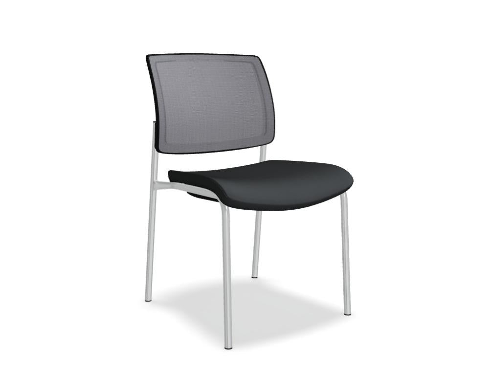 Konferenzstuhl Gaya von Mdd in Beige mit gepolstertem Sitz, Netzrückenlehne und schwarzem 4-Fuss-Gestell aus Metall, pulverbeschichtet.